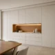 Warmweißer Einbau-Sideboard-Schrank mit Eichen-Show-Nische