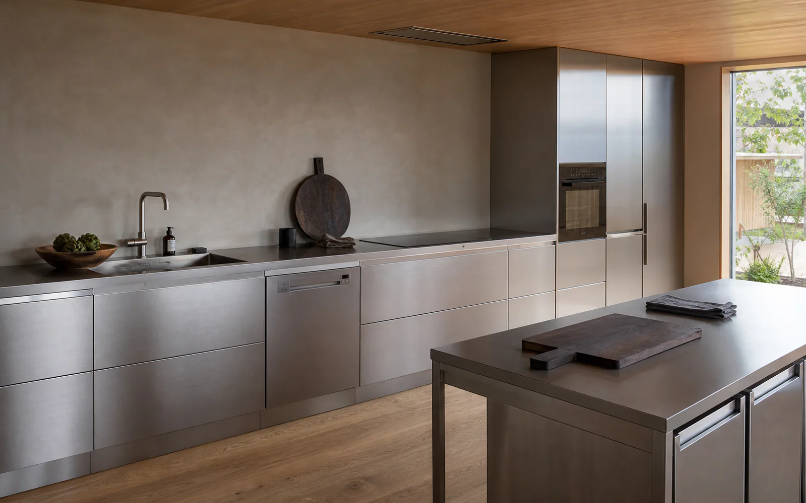 Armários de cozinha de aço inox escovado em um interior residencial contemporâneo